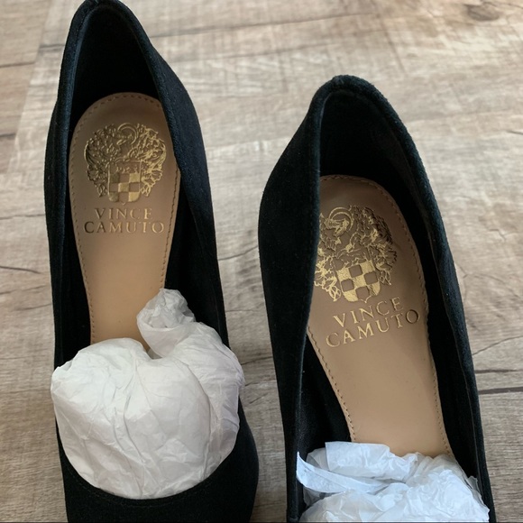 Vince Camuto Black suede and gold pump - Picture 7 of 9